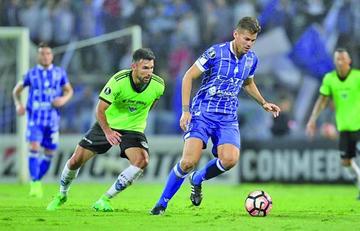 Gastón Giménez (d) de Godoy Cruz disputa el balón con Danny Besadaro (i) de Sport Boys