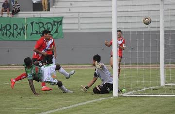 El futbolista Jeyson Quiñones anota el segundo gol de Petrolero.
