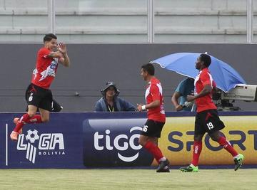 El jugador Javier Sanguinetti, de la banda roja, celebra su gol con sus compañeros.