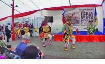 Diablada en feria del libro de Santiago desata la polémica