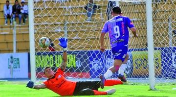 El meta de Wilstermann Alex Arancibia corta un centro de Castellón.