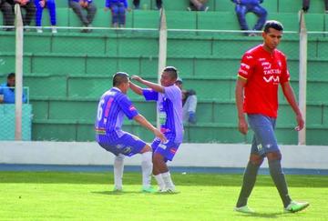 Limbert Méndez y Ronald Gallegos festejan el segundo tanto del conjunto local.