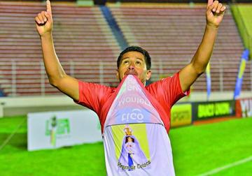 Carlos Saucedo festeja su tercer tanto del partido.