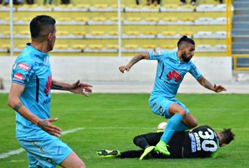 Ronnie Fernández enfrenta al meta Carlos Franco.