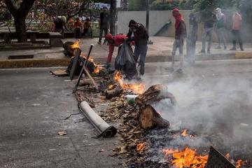 Oposición llama a más protestas hoy y Maduro pide diálogar