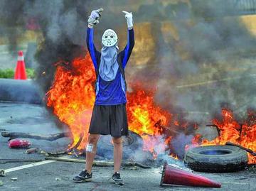 Un hombre participa en una manifestación contra el Gobierno venezolano.
