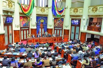 Los parlamentarios fueron convocados a la sesión de hoy.