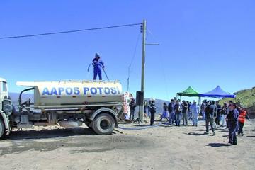 La empresa Manquiri perforó el pozo, instaló la tubería y bombas pasa sacar el agua.