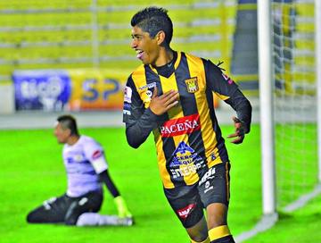Raúl Castro festeja el primer gol del cotejo.