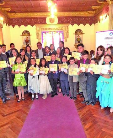 Bailarines son reconocidos por su trayectoria artística