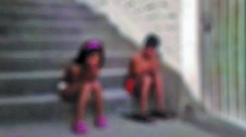 Desnudan a dos niños y los echan a la calle en castigo