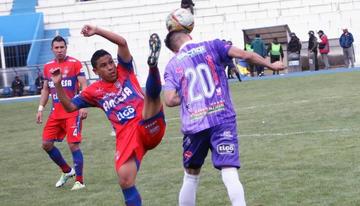 Gerson García con el pie levantado trata de evitar que Antonio Rojano se adueñe del balón.