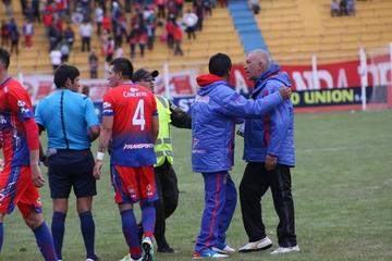 El técnico y jugadores de la U increpan al árbitro del partido tras el gol.
