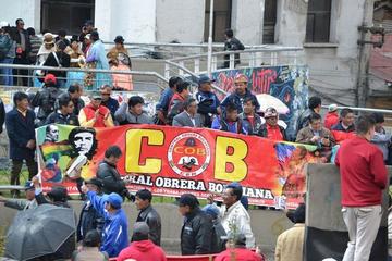 Afiliados a la COB recordaron el Día del Trabajo con una marcha.