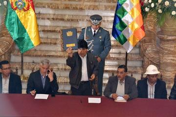 Morales muestra los decretos supremos 3161 y 3162, en Palacio de Gobierno.