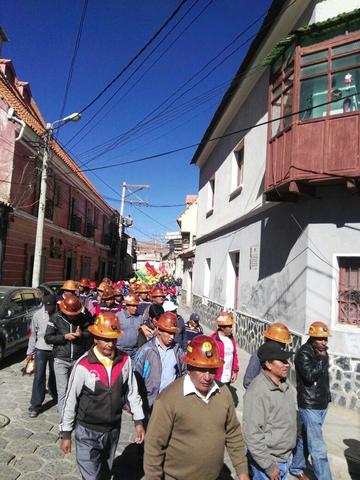 Los mineros durante el desfile desarrolado en la mañana.
