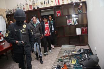 Los detenidos y algunos de los objetos robados.