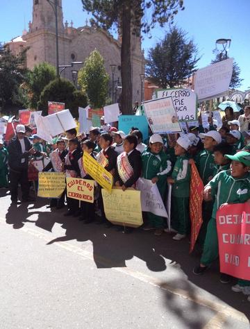 Los alumnos con sus pancartas.