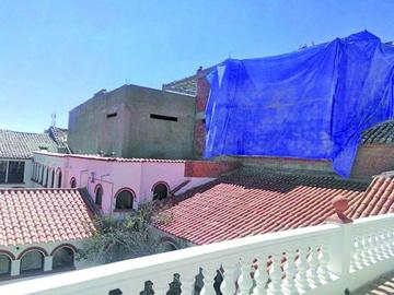 Los obreros encaran la demolición del piso superior del edificio que fue calificado como ilegal.