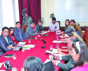 El presidente de Comcipo (al fondo) en la reunión del pasado miércoles.