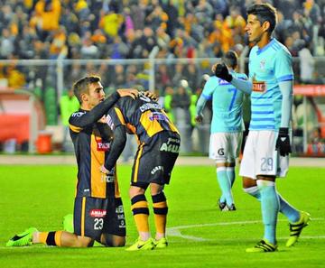 Matias Alonso y Alejandro Chumacero festejan uno de los goles.