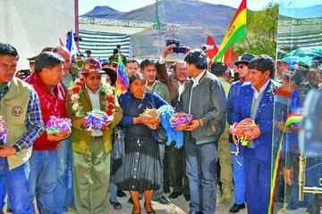 El primer mandatario junto a las autoridades en la entrega del complejo.