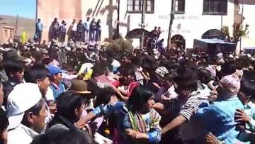 Grupos de personas pelean en las plazas.