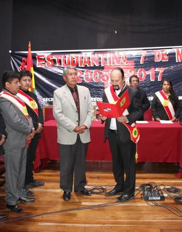 La entrega de la copia autógrafa y la medalla.