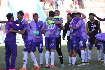 Los realistas se abrazan tras la victoria.