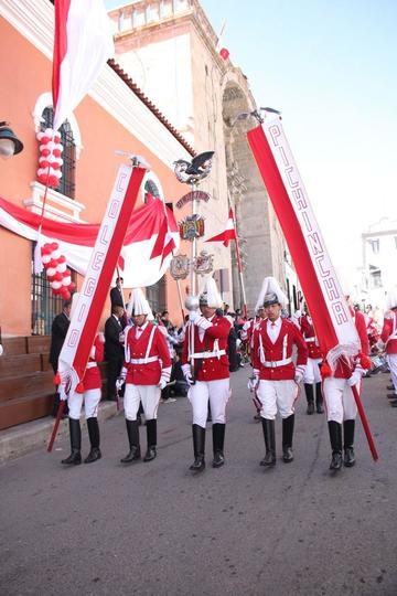 El desfile en el frontis del establecimiento.