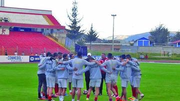 Los rancho guitarras antes de empezar su práctica en el estadio peruano.
