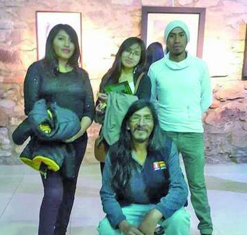 Los artistas junto al alcalde de Tarija, Rodrigo Paz.