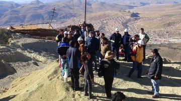 La visita al Cerro Rico de Potosí permitió observar su deterioro.