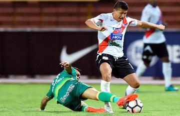 Darwin Lora (d), de Nacional, lucha por el balón.