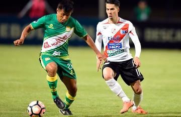 Víctor Peña, de Huancayo, controla la pelota ante la marca de Javier Sanguinetti, de Nacional.