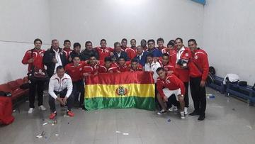 El equipo junto a los dirigentes posan para la foto en el camerino.