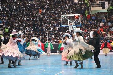 La cueca potosina amenizó  la fiesta deportiva durante el descanso.