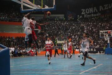 El norteamericano Adegoke Abiodun clava el balón.