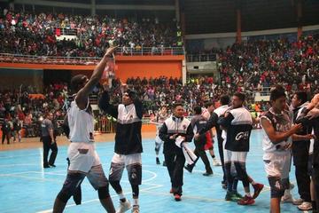 El equipo local festeja el triunfo ante su tradicional rival.