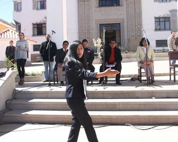 Una estudiante declama en el acto.