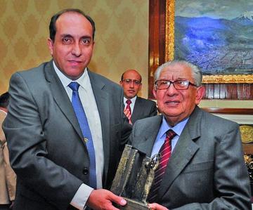 El premiado (d) con la estatuilla entregado por Miralles.