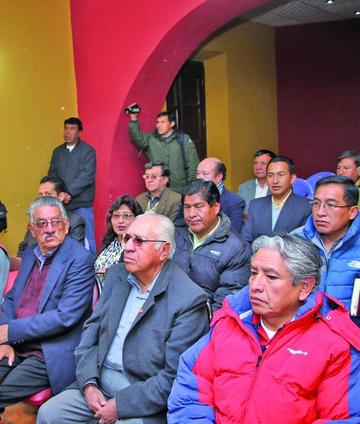 Los afiliados e invitados participan en la misa.