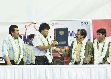 El presidente Evo Morales junto al ministro Eugenio Rojas y el presidente de Conamype, Humberto Baldivieso.