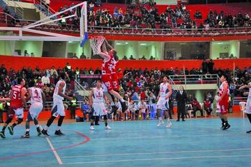 Lucas Tischer clava el balón.