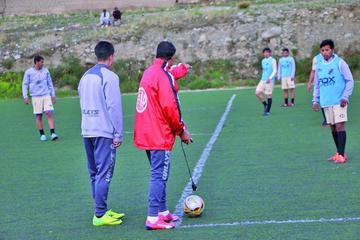 técnico Leeb explica una de las jugadas a pelota parada.