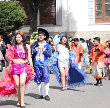 Los jóvenes estudiantes bailaron en el recorrido.