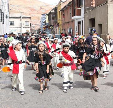 Los niños demuestran sus habilidades en la danza.