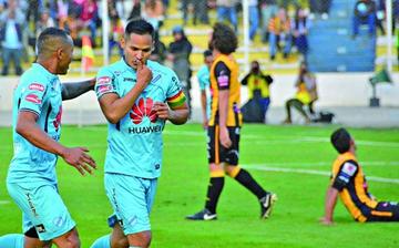 Leonel Justiniano celebra una de sus conquistas.