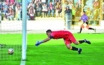 Daniel Vaca trata de reponerse tras soltar el balón.
