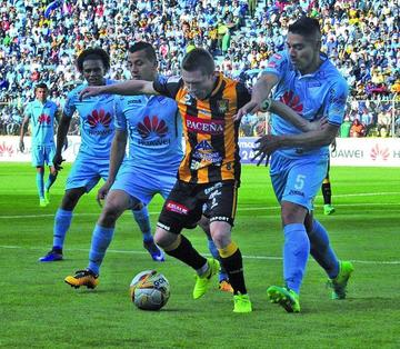 Alejandro Chumacero busca eludir la marca de sus rivales.